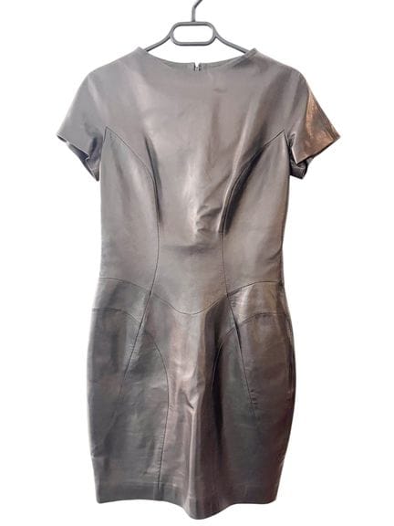 YVES SAINT LAURENT 
Robe à manches courtes en cuir