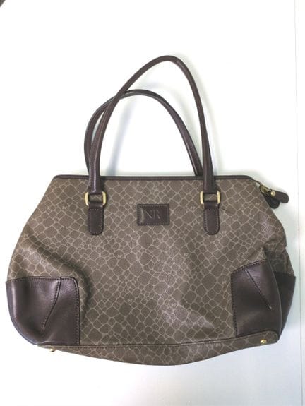 NINA RICCI 
 Sac à main, fermeture zippée
 Signé 
