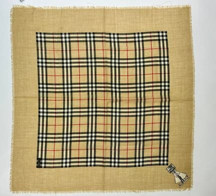 BURBERRY 
Foulard en laine dans les tons beiges à 