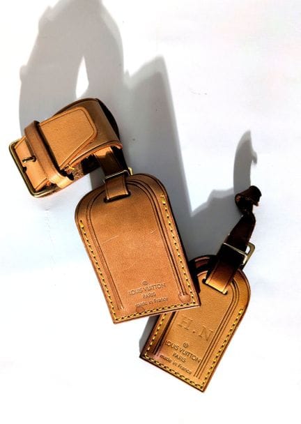 LOUIS VUITTON 
Ensemble comprenant 2 étiquettes po