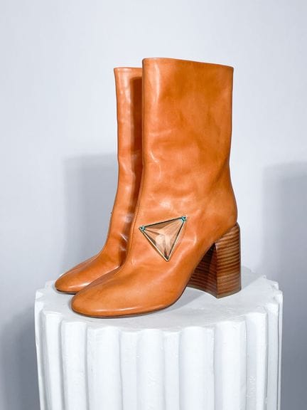 JIL SANDER 
 Paire de bottines en cuir camel ornée
