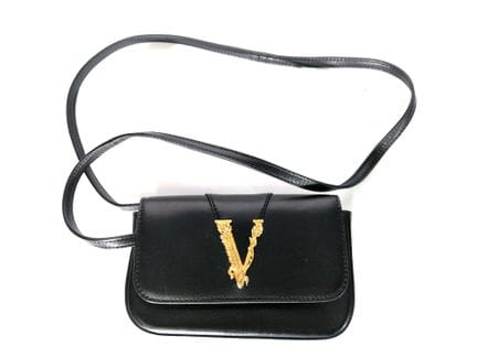 VERSACE
Petit sac à bandoulière en cuir lisse noir