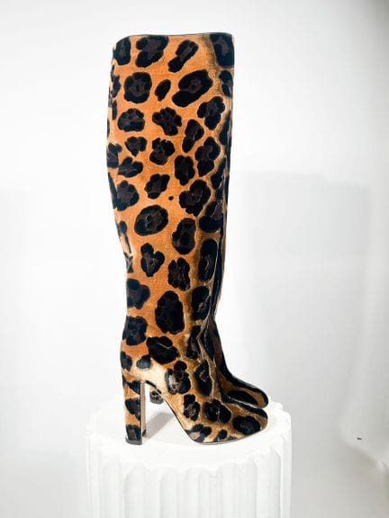 DOLCE & GABBANA 
Paire de bottes en velours à moti