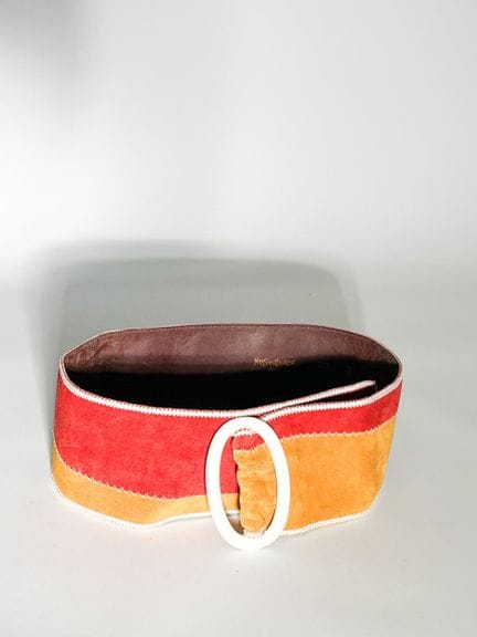 YVES SAINT LAURENT
Ceinture en daim rouge et marro