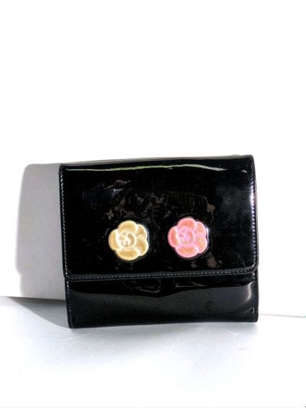 CHANEL 
Porte monnaie en cuir verni noir orné de d