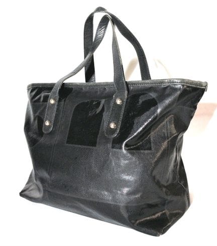 BALLY
Sac cabas en toile noire
24 × 40 cm
Usures