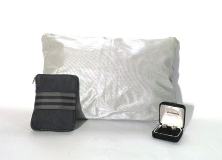 Ensemble comprenant : 
- CHANEL, sac gris clair, 4