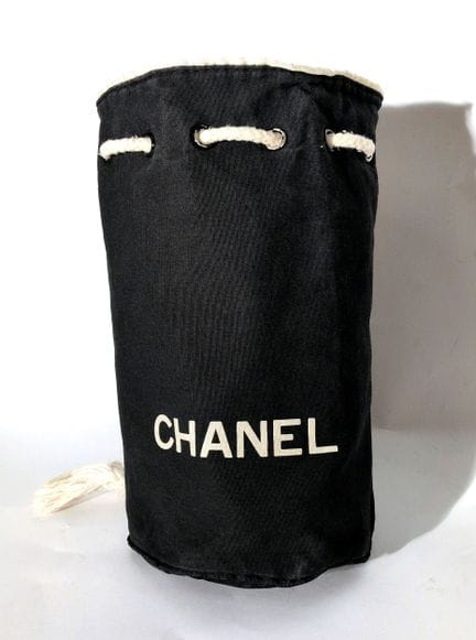 CHANEL
Petit sac de plage tissu noir floqué Chanel