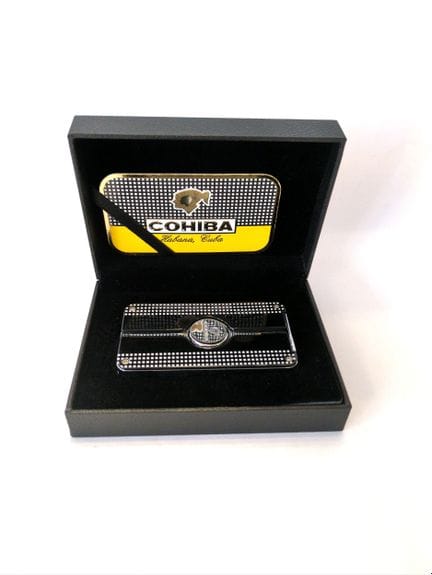 COHIBA
Briquet en métal argenté laqué, à décor géo