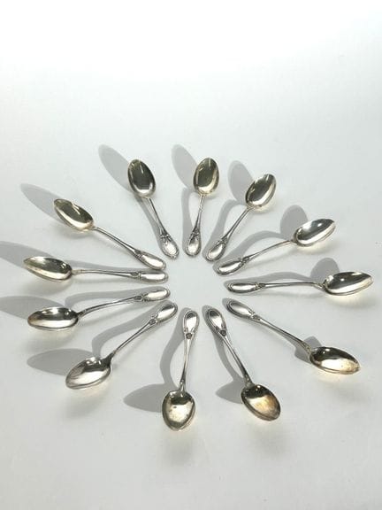 HENIN & CIE
Suite de 12 cuillères en argent 950/10