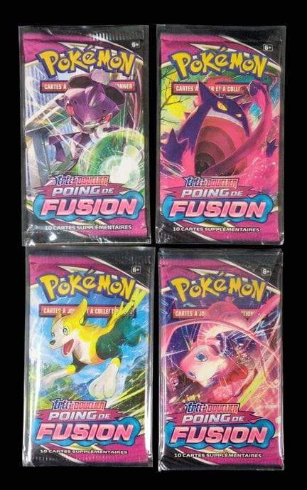Set aus 4 versiegelten Pokémon-Boostern, die zusam