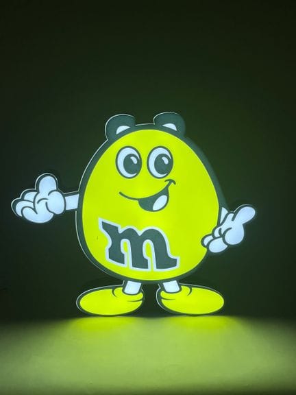 Caja luminosa amarilla de M&amp;M's
43 x 50 cm apr