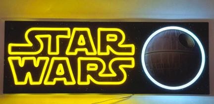 Letrero luminoso de Star Wars 
60 x 22 cm
Funciona