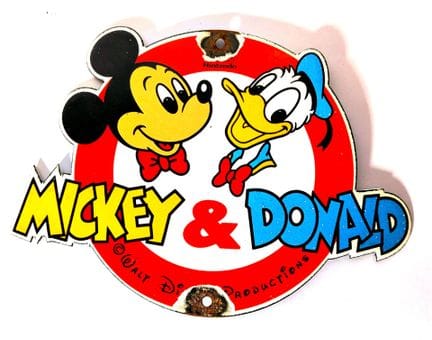Placa esmaltada de Mickey y Donald 
Dimensiones: 2
