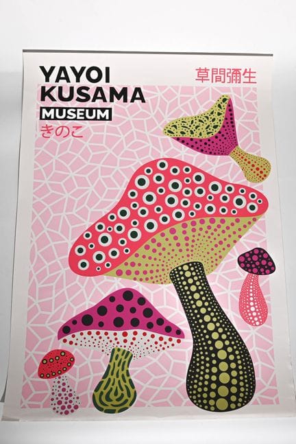 Yayoi KUSAMA (según )  
 Cartel de la exposición d