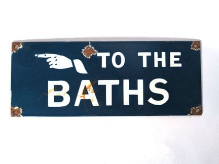 Placa esmaltada «To The Baths»  
Dimensiones: 33 x