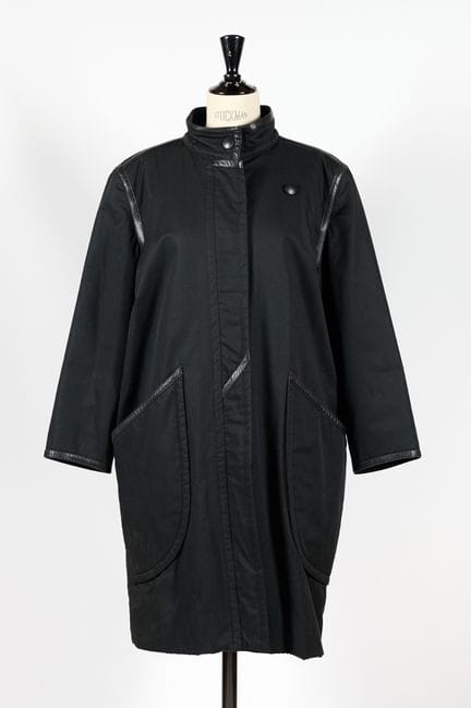 COURREGES. 
Abrigo largo negro con ribetes de cuer