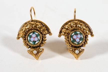 Par de pendientes de metal dorado y micromosaico. 