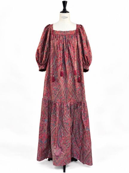 YVES SAINT LAURENT, margen izquierda. 
Vestido con