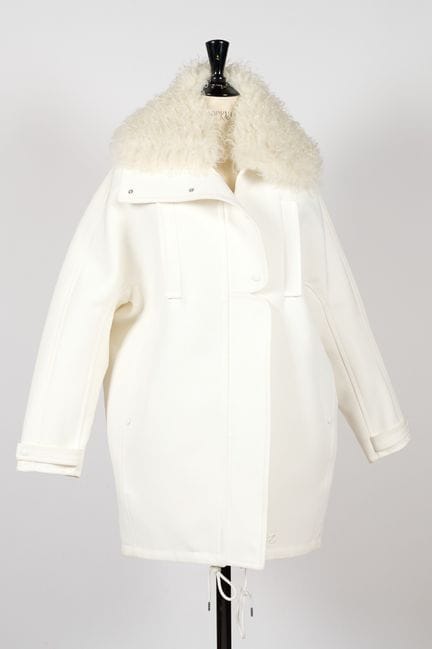 COURREGES. 
Abrigo de tela blanca, cuello desmonta