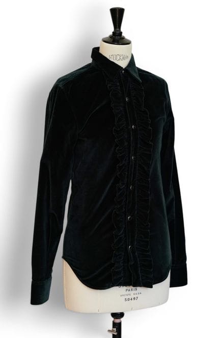 Saint Laurent, París.
Camisa jabot de terciopelo v