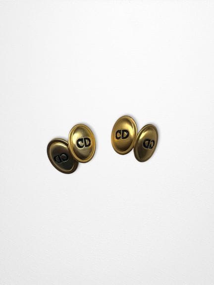 CHRISTIAN DIOR. 
Par de gemelos de metal dorado. 
