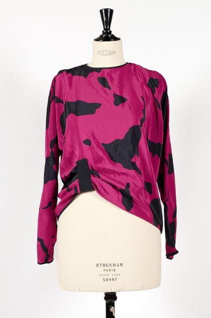 BALENCIAGA. 
Top holgado de seda rosa y negra con 