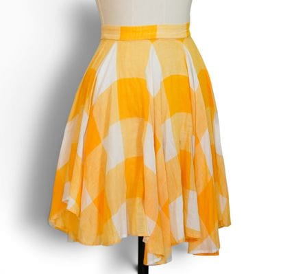 YVES SAINT LAURENT, variaciones. 
Falda acampanada