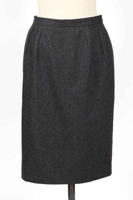CELINE. 
Falda de lana gris, hasta la rodilla.
Tal