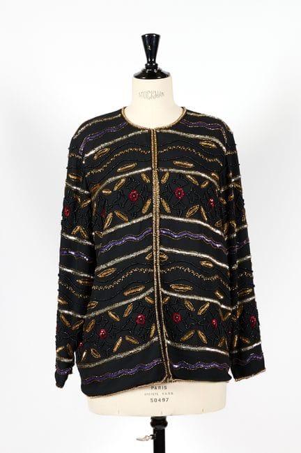 CRÉALINE.
Chaqueta negra bordada con perlas, corte