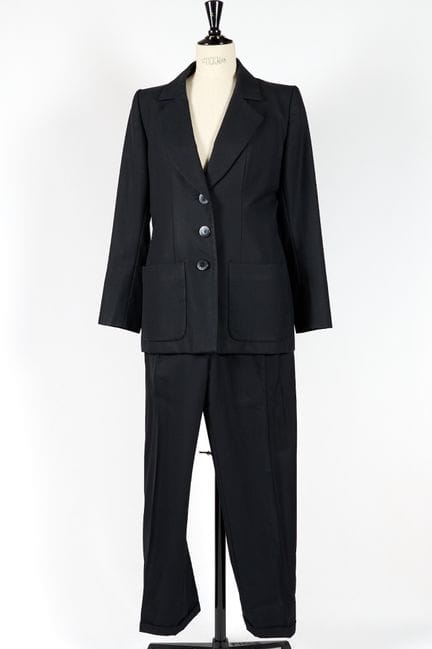 YVES SAINT LAURENT. 
Conjunto de chaqueta y pantal