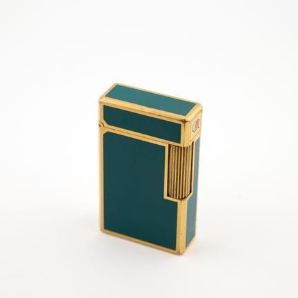 S.T. DUPONT. 
Encendedor de metal dorado y laca ch