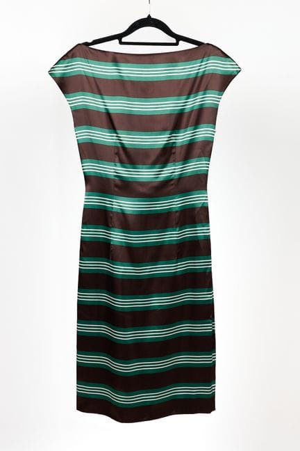 PRADA. 
Vestido largo de satén con rayas horizonta