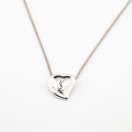 YVES SAINT LAURENT. 
Collar de cadena de plata de 