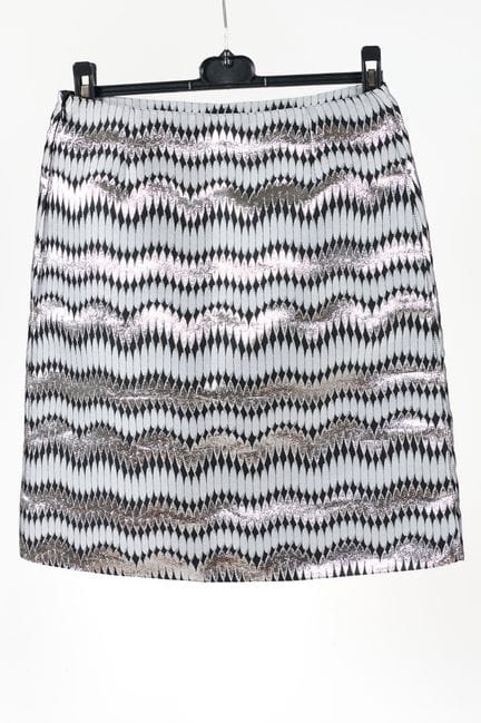 COURREGES. 
Falda de lamé plateado. 
Alrededor del