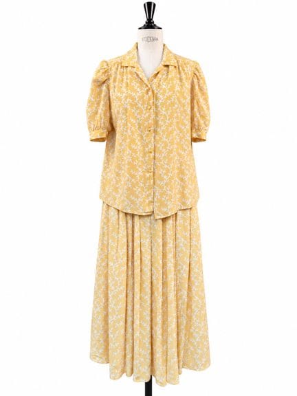 CHANEL. 
Conjunto compuesto por una blusa de manga