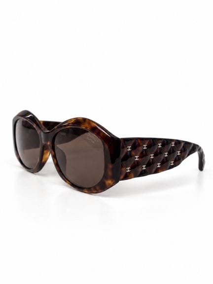 CHANEL. 
Par de gafas de sol, con las patillas dec