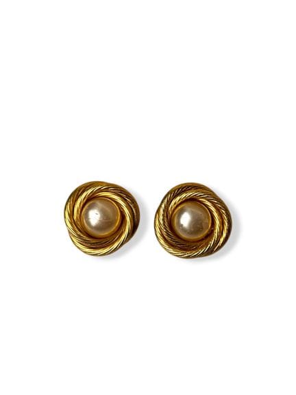 CHANEL. 
Par de pendientes de clip de metal dorado