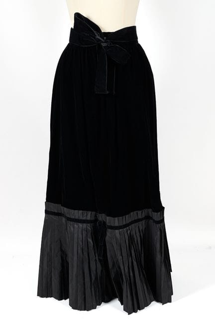 GIVENCHY, Nuova boutique. 
Gonna lunga in velluto 