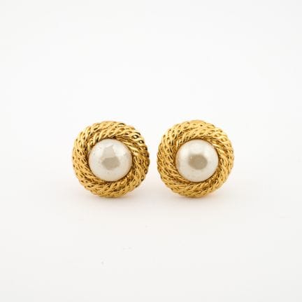 CHANEL. 
Coppia di orecchini a clip in metallo dor