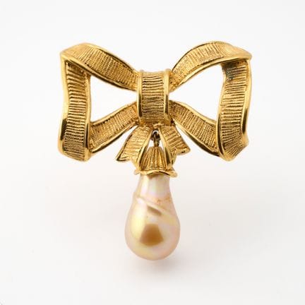 YVES SAINT LAURENT. 
Brosche in Form einer Schleif