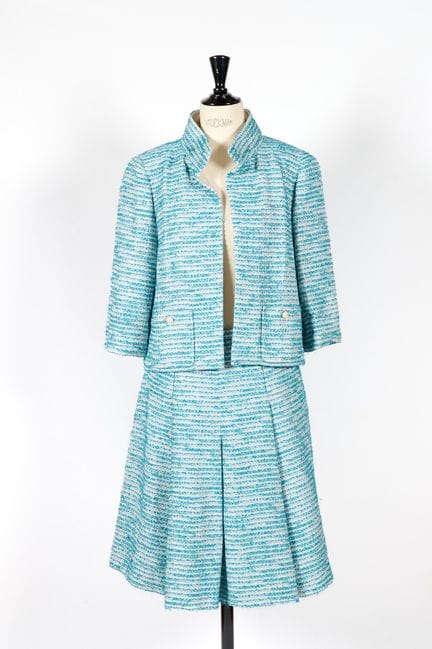 CHANEL. 
Completo in tweed misto turchese e argent