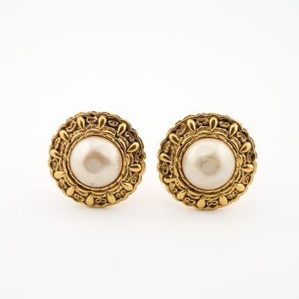 CHANEL. 
Coppia di orecchini a clip circolari in m