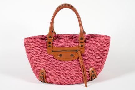 BALENCIAGA. 
Borsa in rafia intrecciata rosa, mani