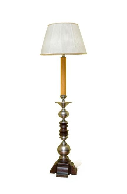 Lampadaire en bois et métal mouluré, abat-jour bei