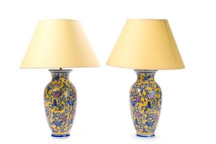 Ein Paar Tischlampen aus blau und gelb glasiertem 