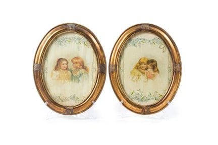 Paire de portraits décoratifs de petites filles en