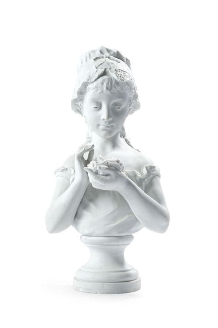 Buste féminin coiffé, en biscuit 
Hauteur : 55 cm.