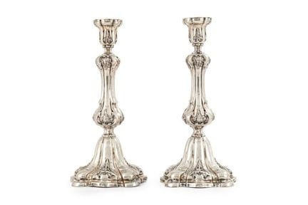 Pareja de candeleros en plata inglesa punzonada, c