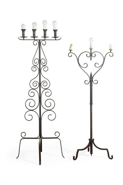 Lot de deux lampadaires en fer forgé et ajouré, à 